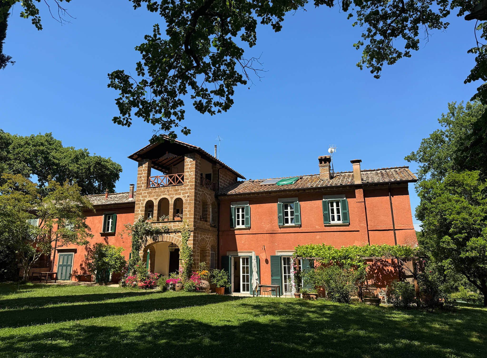 Villa Brubell immersa nel verde sotto un cielo limpido